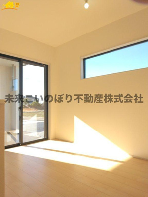 【その他】 | Livele Fine加須市南大桑3号棟 | 開口部からたっぷりの自然光が注ぎこむ洋室！日中は照明を点ける必要がなく、冬場は暖かいので電気代の節約にもなります♪