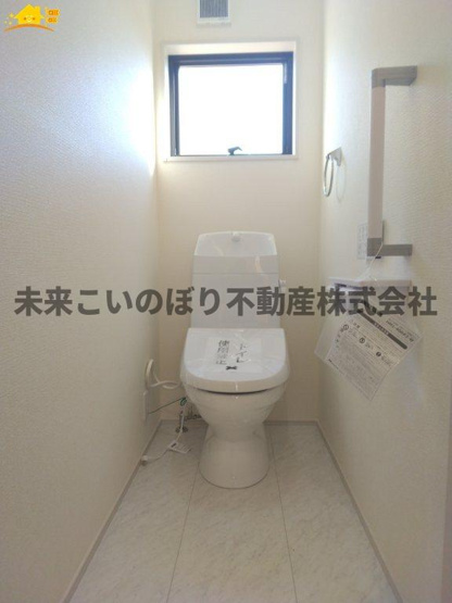 【トイレ】 | Livele Fine加須市南大桑3号棟 | シンプルな機能を搭載したトイレ。家族みんなが使う場所だからこそ清潔にこだわりたいですね。
