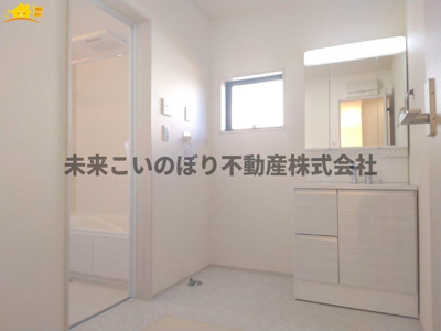 【脱衣所】 | Livele Fine加須市南大桑3号棟 | 洗面脱衣室には窓があり空気の入れ替えが出来カビの防止対策できますよ。