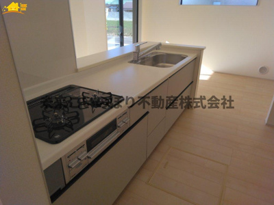 【キッチン】 | Livele Fine加須市南大桑3号棟 | 対面キッチンならつくりたてのお料理をすぐに食卓へ♪配膳しながら調理ができるので調理スペースを広く使用でき、作業効率も上がります♪