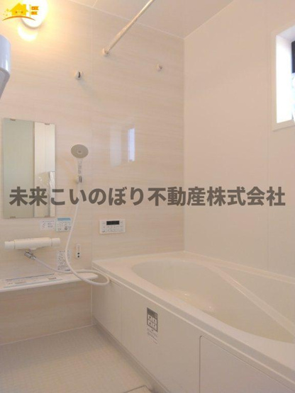 【浴室】 | Livele Fine加須市南大桑3号棟 | １坪サイズのバスルーム。浴室換気乾燥機を標準装備。乾きやすい床やお手入れのしやすい排水口など、いつも清潔にご使用いただけます。