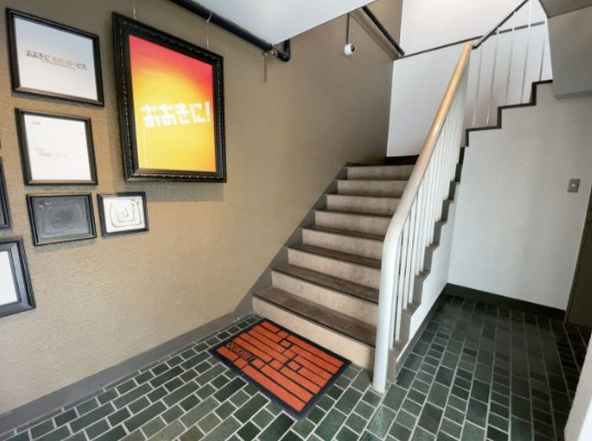 おおきに老松通りビルのエントランス