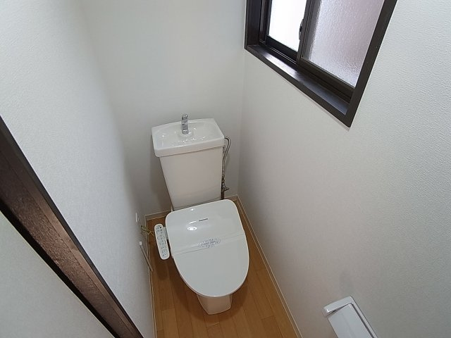 真野町貸家のトイレ|温水洗浄便座付きのトイレ、2か所も完備してます