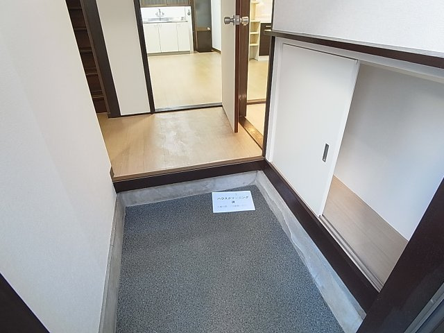 真野町貸家の玄関|玄関、収納も有ります