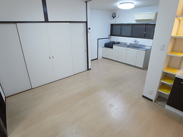 真野町貸家の居間・リビング|リビングスペース非常に綺麗です