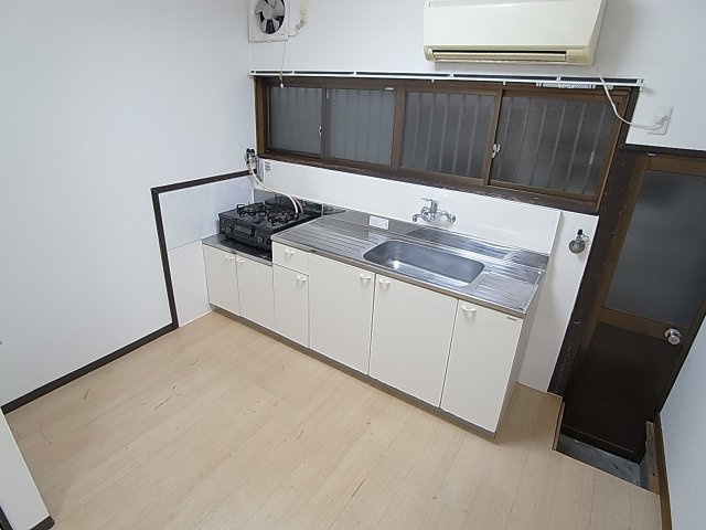 真野町貸家のキッチン|2口ガスコンロ付きキッチン