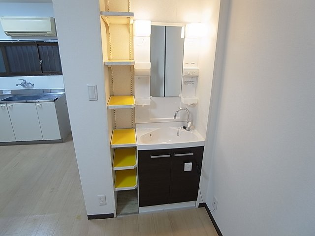 真野町貸家の洗面所|綺麗な独立洗面台、棚も付いてます