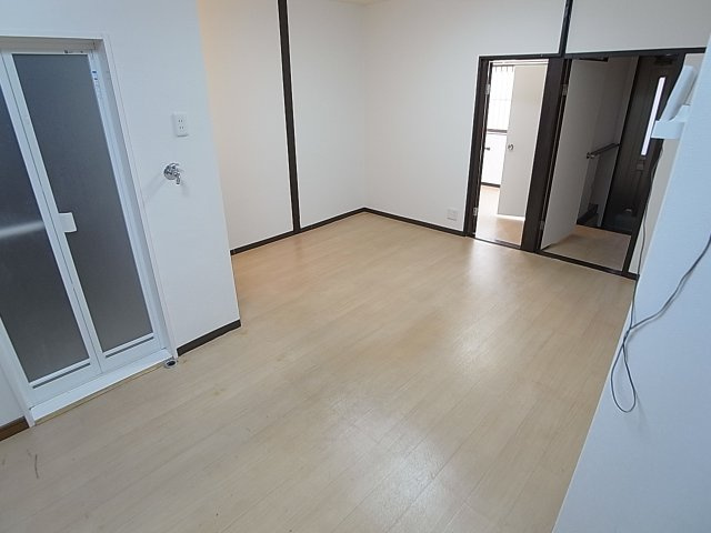 真野町貸家の居間・リビング|使い勝手の良いダイニング