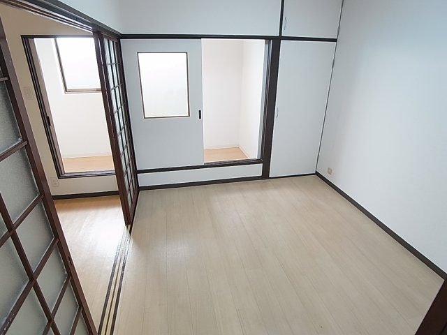 真野町貸家の内装|２Fの洋室も明るく綺麗です