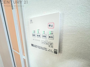 暖房機能があるため、冬場でも温かい浴室で入浴でき、乾燥機能があるため、水気を素早く取り除けます。また、換気機能があるため、湿気を素早く排出してカビや雑菌の発生を防ぐことができます。