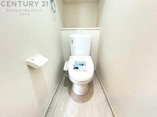 温水洗浄便座付トイレは温水洗浄機能により、暖かい水でおしりを洗浄することができ、冷たい水を使う従来の便座に比べ、温水洗浄機能で暖かいトイレを提供し、快適な使用を可能にします。