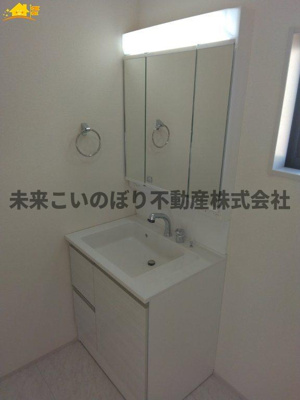 【独立洗面台】 | Livele Fine加須市南大桑5号棟 | 鏡の裏は収納になっています。
スッキリ収納ができます！