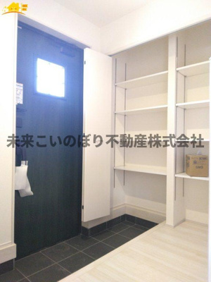 【玄関】 | Livele Fine加須市南大桑5号棟 | 内側から見た玄関はとても開放感があり、気持ちよくお出かけができます。
収納もしっかりあるので家族の靴をきちんと片づけておけます。