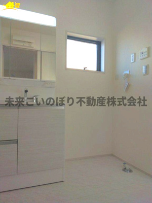【脱衣所】 | Livele Fine加須市南大桑5号棟 | 洗面脱衣室には窓があり空気の入れ替えが出来カビの防止対策できますよ。