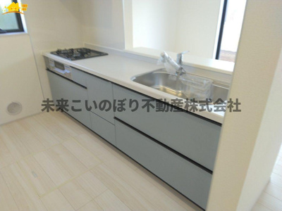 【キッチン】 | Livele Fine加須市南大桑5号棟 | 対面キッチンならつくりたてのお料理をすぐに食卓へ♪配膳しながら調理ができるので調理スペースを広く使用でき、作業効率も上がります♪