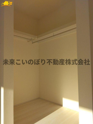 【収納】 | Livele Fine加須市南大桑5号棟 | たくさん収納可能なウォークインクローゼットがあるので、収納家具を置かずにお部屋がスッキリ！