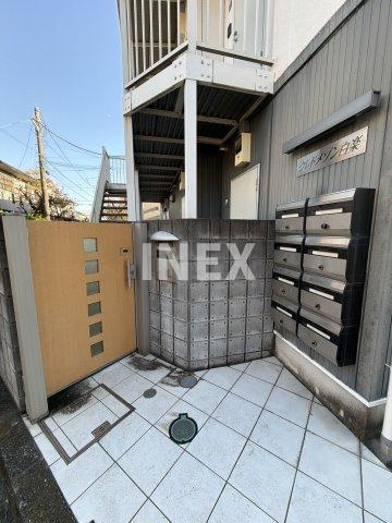 横浜市神奈川区白幡上町のアパートのエントランス