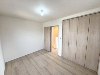 【洋室】 | 菩提町４丁　新築一戸建 | ２ＬＤＫ+サービスルームの暮らしやすい間取りです！子供部屋や趣味のお部屋も作れますね♪