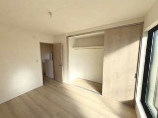 【寝室】 | 菩提町４丁　新築一戸建 | クローゼットにはハンガーパイプが付いているので、洋服も綺麗に収納できますね！