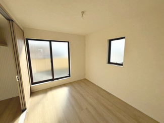 【洋室】 | 菩提町４丁　新築一戸建 | 全居室２面採光♪明るく風通しの良い快適な室内に気分も自然と明るくなりますね！