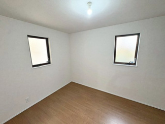 【洋室】 | 菩提町４丁　新築一戸建 | ファミリーマートまで徒歩５分♪ウエルシアまで徒歩５分♪ニトリまで徒歩２２分♪ちょっとしたお買い物や、消耗品の買い物などにも便利ですね！