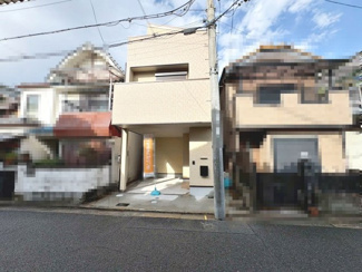 【外観】 | 菩提町４丁　新築一戸建 | 南海高野線「初芝」駅まで徒歩１１分！毎日の通勤や通学に便利です♪