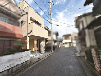 【前面道路含む現地写真】 | 菩提町４丁　新築一戸建 | 前面道路約４.３ｍ！運転の苦手な方も安心ですね！