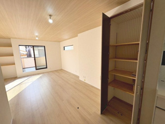 【居間・リビング】 | 菩提町４丁　新築一戸建 | ＬＤＫ約１８．３帖！プライバシーを守る２階リビングです♪リビング階段ですので、家族と顔を合わす時間が増えますね！