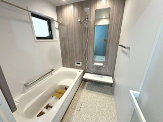 【浴室】 | 菩提町４丁　新築一戸建 | 【浴室乾燥機付いてますよ！】一坪以上の浴室でのびのび一日の疲れを癒して下さいね♪浴室に窓が付いているので、換気ができて湿気やカビ防止になりますよ！