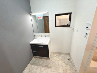 【独立洗面台】 | 菩提町４丁　新築一戸建 | ゆとりのある洗面室ですよ！朝の身支度もスムーズにできますね♪