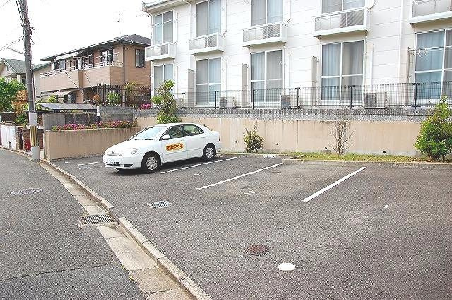 レオパレスインフォレスタⅡの駐車場|駐車場があるので、車を買う予定の方も安心です