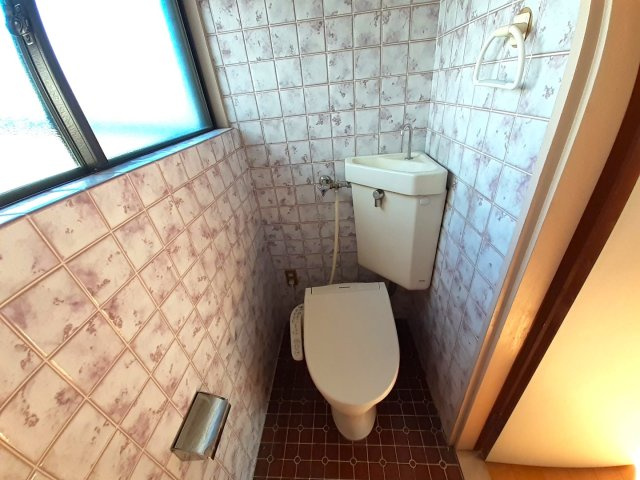 宇城市松橋町松橋の中古一戸建のトイレ|洋室8.5帖横