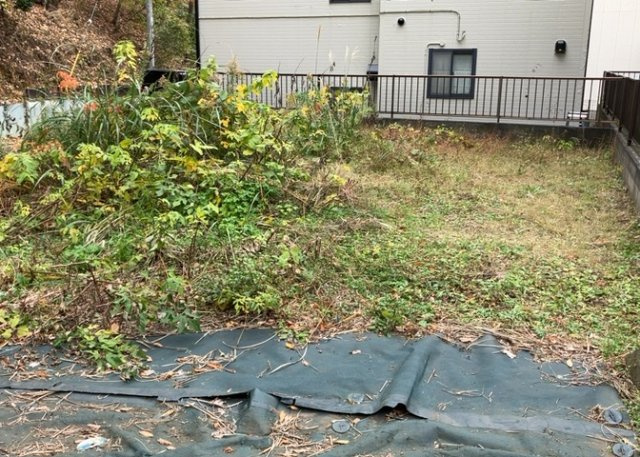 【外観】 | 家を建てる場合、方位は要チェックです。現実的に日当たりのよい家ならばリビングは南側、建築基準法でも北側に当たる家への配慮は求められています。土地を見学に行く際は、方位磁針を持って行くようにしましょう。