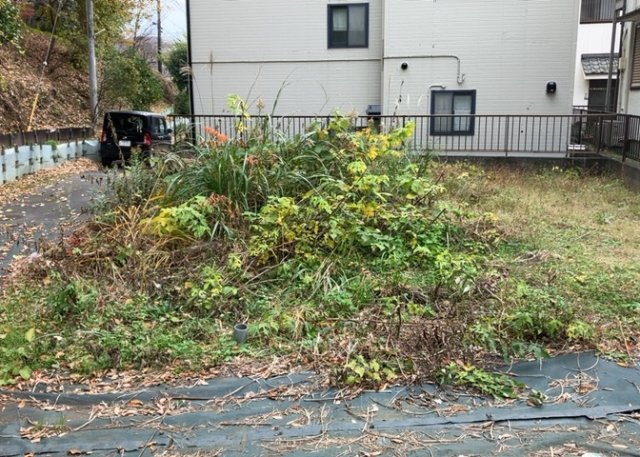 【外観】 | 土地を買う際、住む地域の自治体や福祉の補助制度にも注目してみましょう。子供や老人の医療補助やゴミ出しのルールなど、自治体によってルールに大きな違いがあるため、暮らしやすい土地で判断するとよいでしょう。