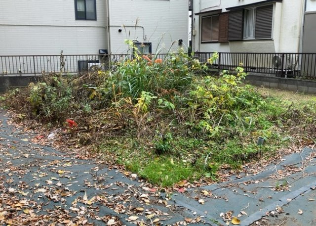 【外観】 | 土地の前の道路に消火栓が設置されていることがあります。この場合、道路交通法第45条第1項により、駐車禁止の場所が指定されています。そのため、車庫などの駐車スペースをつくることができない場合があります。
