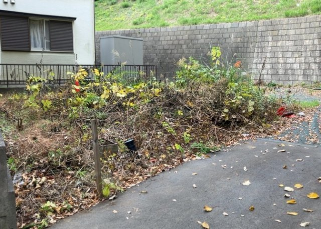 【外観】 | 現地に行くなら、物件の周囲の地形がどうなっているかを見ることも大切です。周辺より低くなっている土地では、大雨などで水が集まりやすいため、地盤が弱くなっているということも考えられるため、注意が必要です。