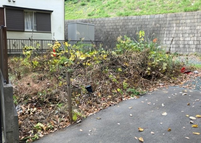 【外観】 | 隣家の土地はどうなっているのか、生活利便施設が近くにあるのか、学校まで近いかなど、お客様のライフスタイルにあわせたイメージが重要です。また、近くにあると困る施設が近くにないかも確認するといいでしょう。