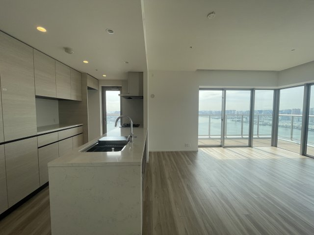 SKY DUO SUN VILLAGE T棟 40階の居間・リビング