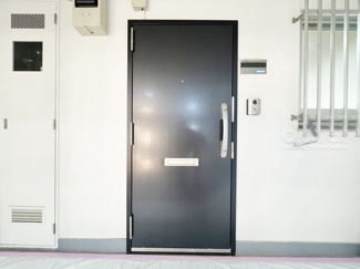 【その他共用部分】 | 皆様をお迎えする、お部屋の玄関ドア。開けやすさや開放角度、ドアノブの操作しやすさや鍵の形状などを、現地で一度ご確認ください。～即日のご見学可能～　お問合せはお気軽にどうぞ。