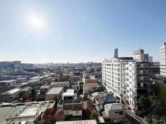 【展望】 | 眼前に広がる空の雄大さと、このお部屋の自慢の一つである「眺望」をご覧ください。毎日、この景色を独り占めできる新生活に夢が広がります。～即日のご見学可能～　お問合せはお気軽にどうぞ。