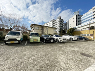 【駐車場】 | マンションの駐車場スペース。空きの有無や駐車料金、サイズ規定などについては、改めてお問い合わせください。～即日のご見学可能～　お問合せはお気軽にどうぞ。
