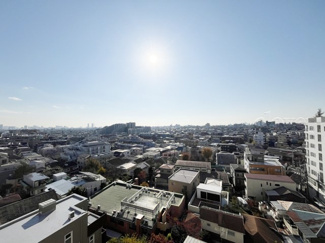 【展望】 | 眼前に広がる空の雄大さと、このお部屋の自慢の一つである「眺望」をご覧ください。毎日、この景色を独り占めできる新生活に夢が広がります。～即日のご見学可能～　お問合せはお気軽にどうぞ。