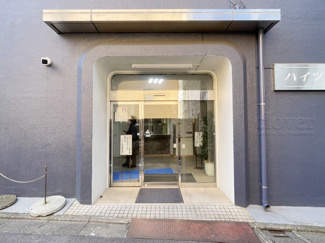 【エントランス】 | お客様を、そして住人を出迎えてくれるマンションのエントランス。ゴミが落ちていないことからも、管理状態の良さや住民の節度の高さが見て取れます。～即日のご見学可能～　お問合せはお気軽にどうぞ。
