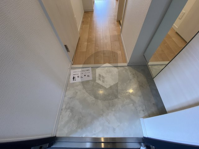 フォレストグレイス高井田1の玄関