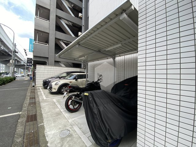 フォレストグレイス高井田1の駐車場