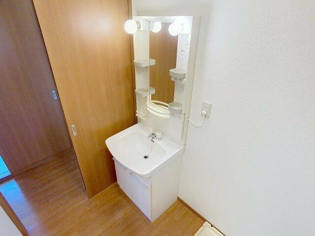 フローラ四月田　Ａ棟の独立洗面台|現況が相違する場合は現況を優… 
