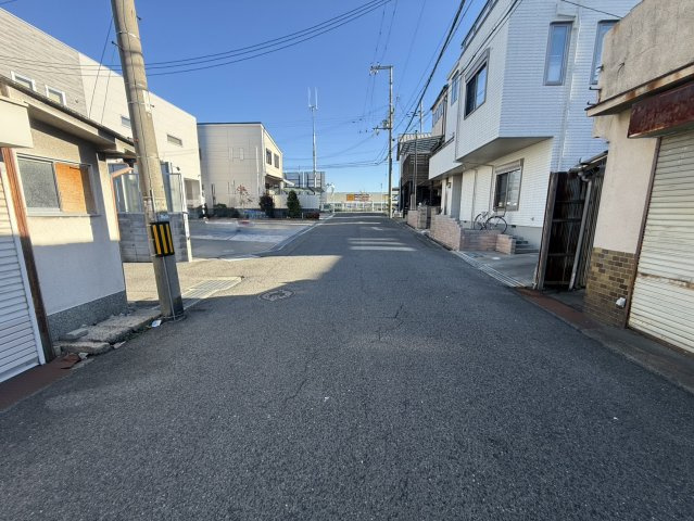 貝塚市津田北町　テラスハウスの前面道路含む現地写真
