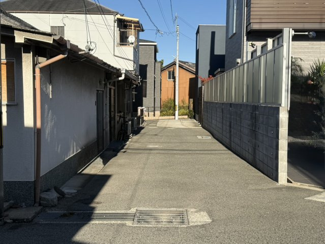 貝塚市津田北町　テラスハウスの前面道路含む現地写真