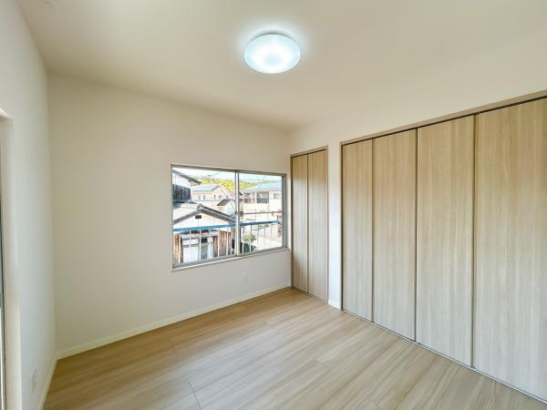 【洋室】 | 【リフォーム完了】2階4.5帖の洋室です。二面採光で明るい空間です。ベランダに出入りすることができます。