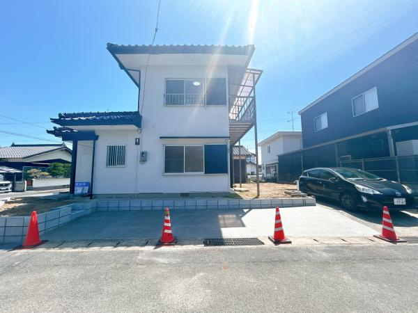 【駐車場】 | 【リフォーム完了】外観別角度です。角地で日当たり良好です。横付けの駐車スペースを新設しました。